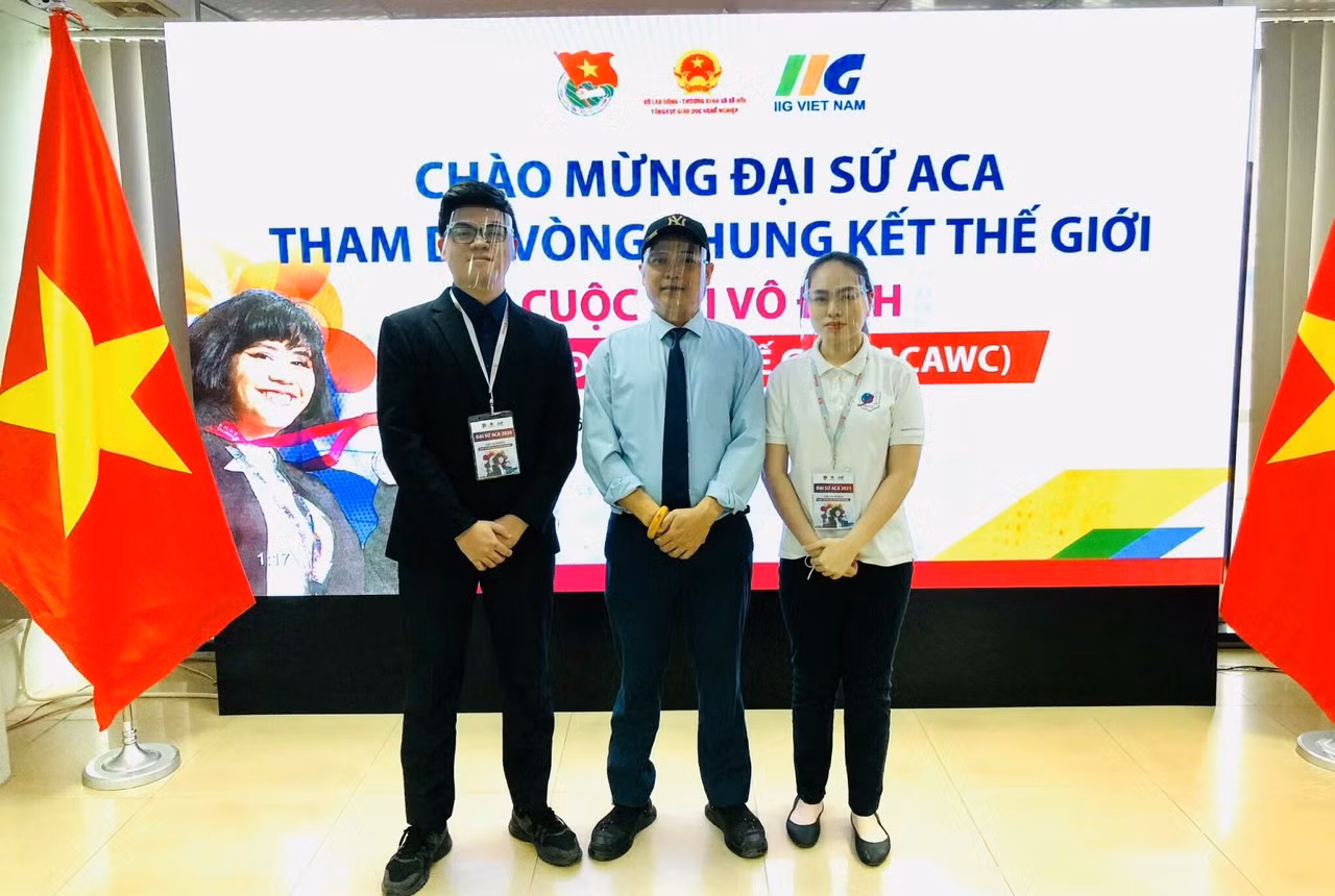 Thầy Nguyễn Tuấn Sơn cùng học trò tham gia giải Vô địch thiết kế đồ họa Quốc tế. (Ảnh: NVCC)