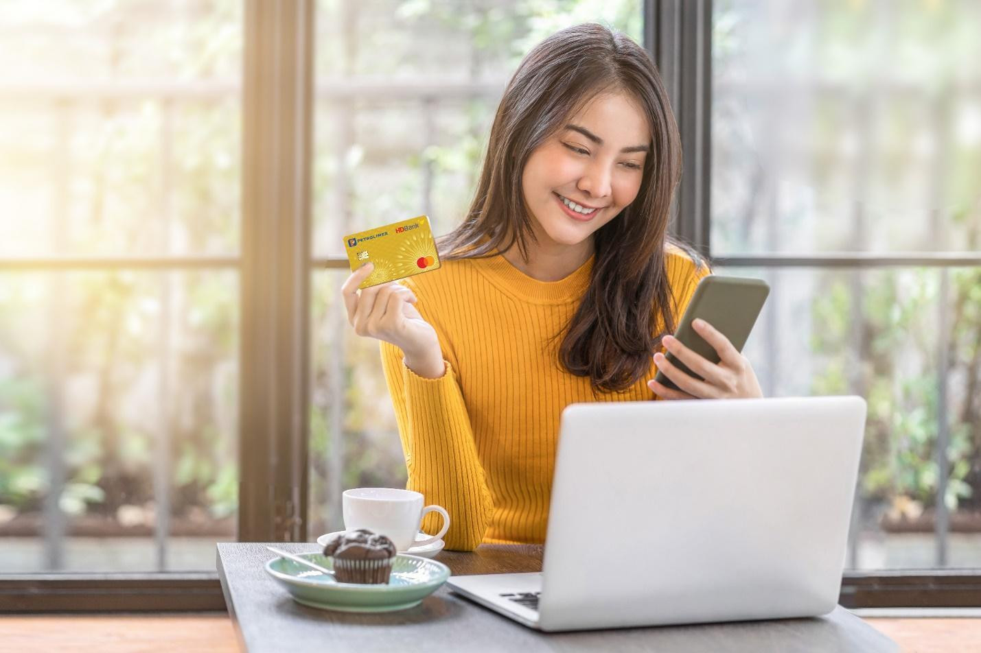 Theo tìm hiểu, siêu thẻ HDBank Petrolimex 4 trong 1 là dòng thẻ mới toanh đang “làm mưa làm gió” thời gian gần đây. Thẻ được mệnh danh là “Siêu thẻ quốc dân” khi sở hữu hàng loạt các tiện ích độc đáo.