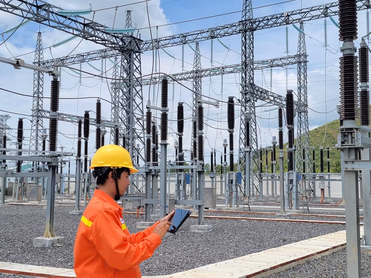 Sử dụng Ipad kiểm tra thông số thiết bị Trạm biến áp 220kV Vân Phong