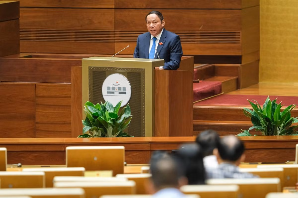 Bộ trưởng Nguyễn Văn Hùng phát biểu tại phiên trả lời chất vấn của đại biểu Quốc hội Bộ trưởng Nguyễn Văn Hùng phát biểu tại phiên trả lời chất vấn của đại biểu Quốc hội