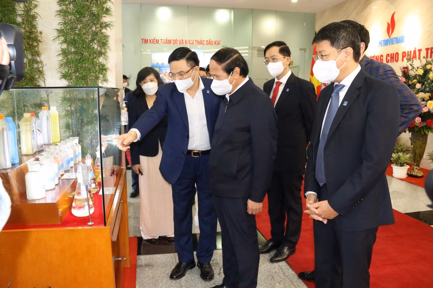 Ngày 11/03/2022, Phó Thủ tướng Chính phủ Lê Văn Thành làm việc với lãnh đạo Petrovietnam nghe báo cáo về tình hình sản xuất kinh doanh, tháo gỡ những khó khăn, vướng mắc của Tập đoàn.