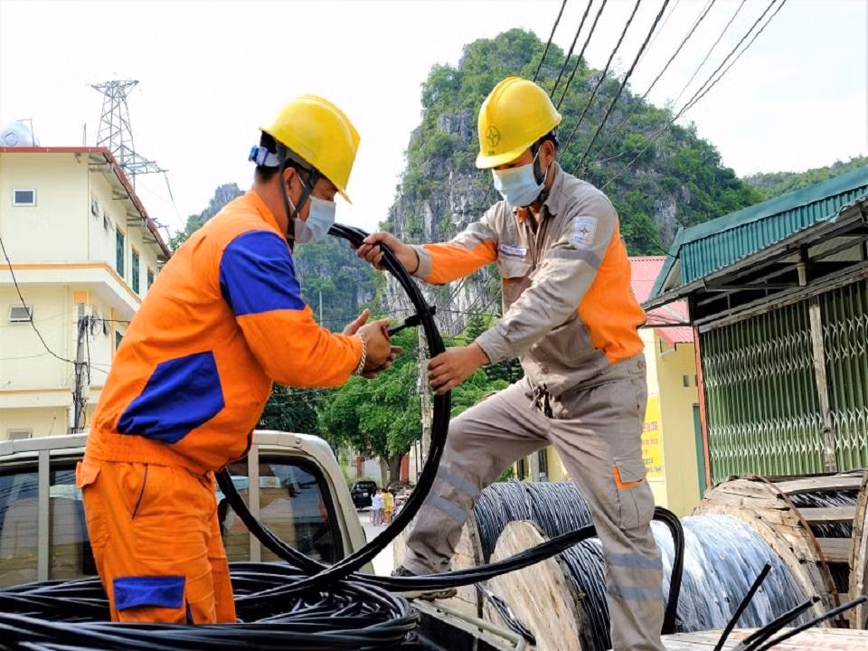 Công nhân chuẩn bị vật tư dây dẫn điện để cải tạo sửa chữa nâng cấp lưới điện Công nhân chuẩn bị vật tư dây dẫn điện để cải tạo sửa chữa nâng cấp lưới điện