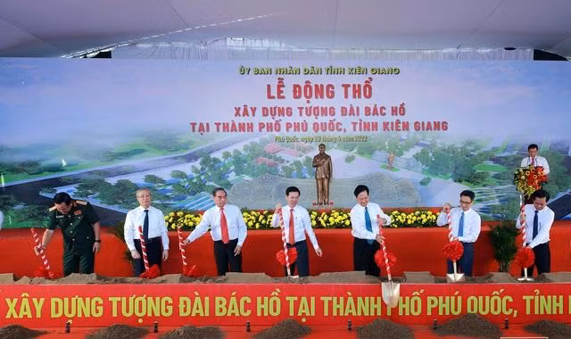 Các đồng chí lãnh đạo, nguyên lãnh đạo Đảng, Nhà nước, các bộ, ngành, tỉnh Kiên Giang thực hiện nghi thức động thổ xây dựng Tượng đài Bác Hồ - Ảnh: VGP/Đình Nam Các đồng chí lãnh đạo, nguyên lãnh đạo Đảng, Nhà nước, các bộ, ngành, tỉnh Kiên Giang thực hiện nghi thức động thổ xây dựng Tượng đài Bác Hồ - Ảnh: VGP/Đình Nam