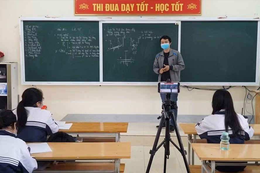 Giáo viên vất vả vừa dạy trực tiếp vừa dạy trực tuyến. (Ảnh mang tính minh hoạ: Laodong.vn) Giáo viên vất vả vừa dạy trực tiếp vừa dạy trực tuyến. (Ảnh mang tính minh hoạ: Laodong.vn)