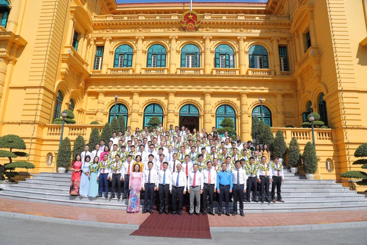 Chủ tịch nước Nguyễn Xuân Phúc gặp mặt các cán bộ, người lao động Dầu khí tiêu biểu trong phong trào lao động sáng tạo Chủ tịch nước Nguyễn Xuân Phúc gặp mặt các cán bộ, người lao động Dầu khí tiêu biểu trong phong trào lao động sáng tạo