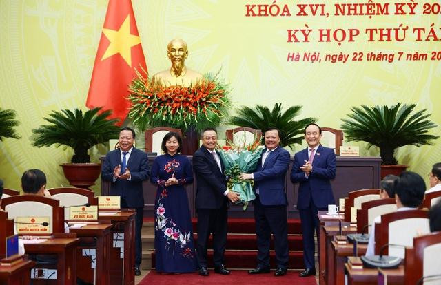 Lãnh đạo Thành phố Hà Nội chúc mừng tân Chủ tịch Uỷ ban nhân dân Thành phố Hà Nội Trần Sỹ Thanh - Ảnh: VGP/GH Lãnh đạo Thành phố Hà Nội chúc mừng tân Chủ tịch Uỷ ban nhân dân Thành phố Hà Nội Trần Sỹ Thanh - Ảnh: VGP/GH