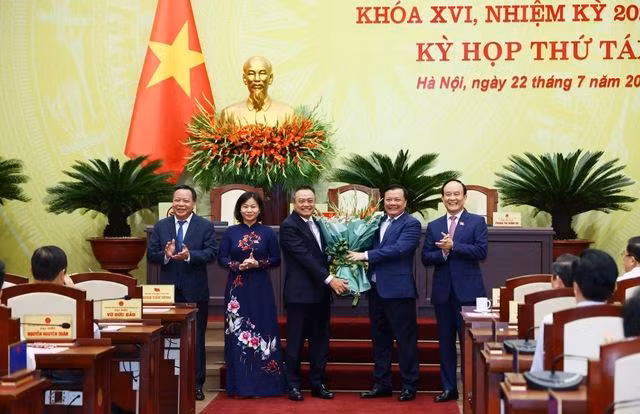 Lãnh đạo Thành phố Hà Nội chúc mừng tân Chủ tịch Uỷ ban nhân dân Thành phố Hà Nội Trần Sỹ Thanh - Ảnh: VGP/GH Lãnh đạo Thành phố Hà Nội chúc mừng tân Chủ tịch Uỷ ban nhân dân Thành phố Hà Nội Trần Sỹ Thanh - Ảnh: VGP/GH