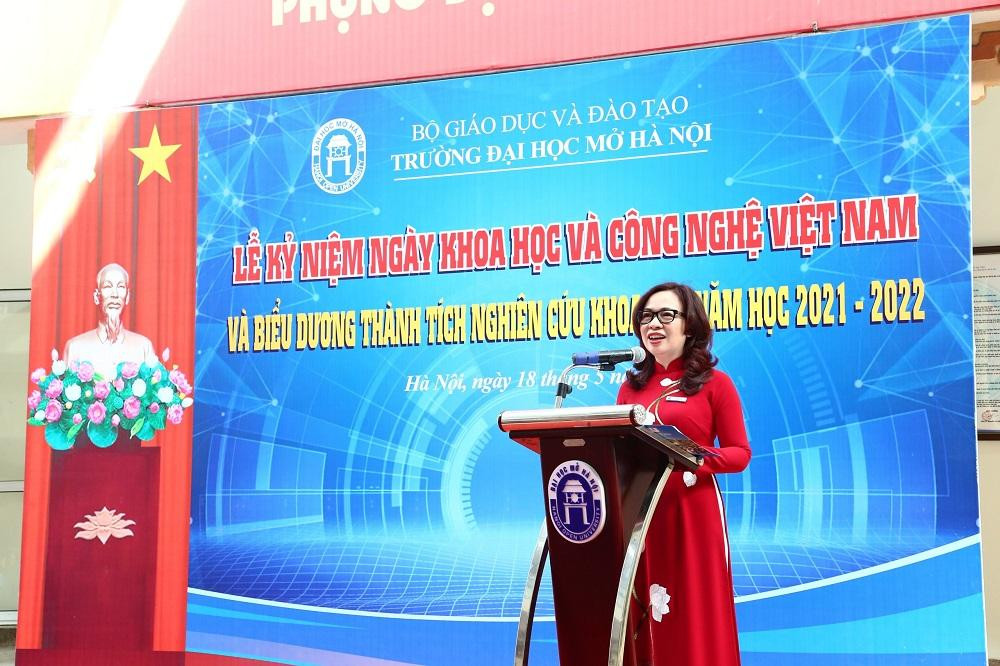 Phó Giáo sư Nguyễn Thị Nhung, Ủy viên Ban Thường vụ Đảng ủy, Hiệu trưởng nhà trường phát biểu khai mạc. Ảnh: NTCC