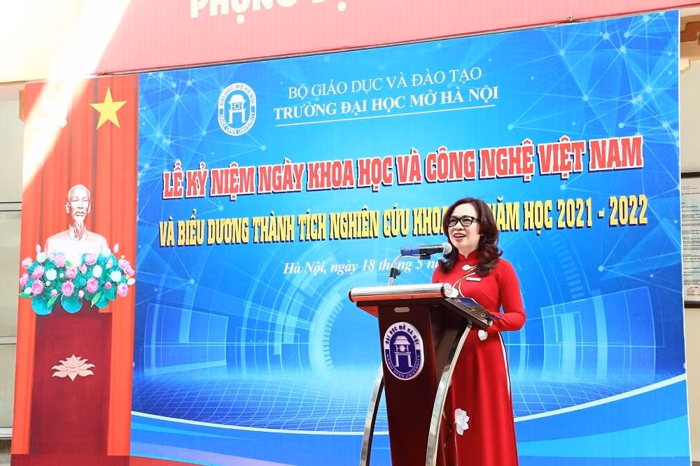 Phó Giáo sư Nguyễn Thị Nhung, Ủy viên Ban Thường vụ Đảng ủy, Hiệu trưởng nhà trường phát biểu khai mạc. Ảnh: NTCC