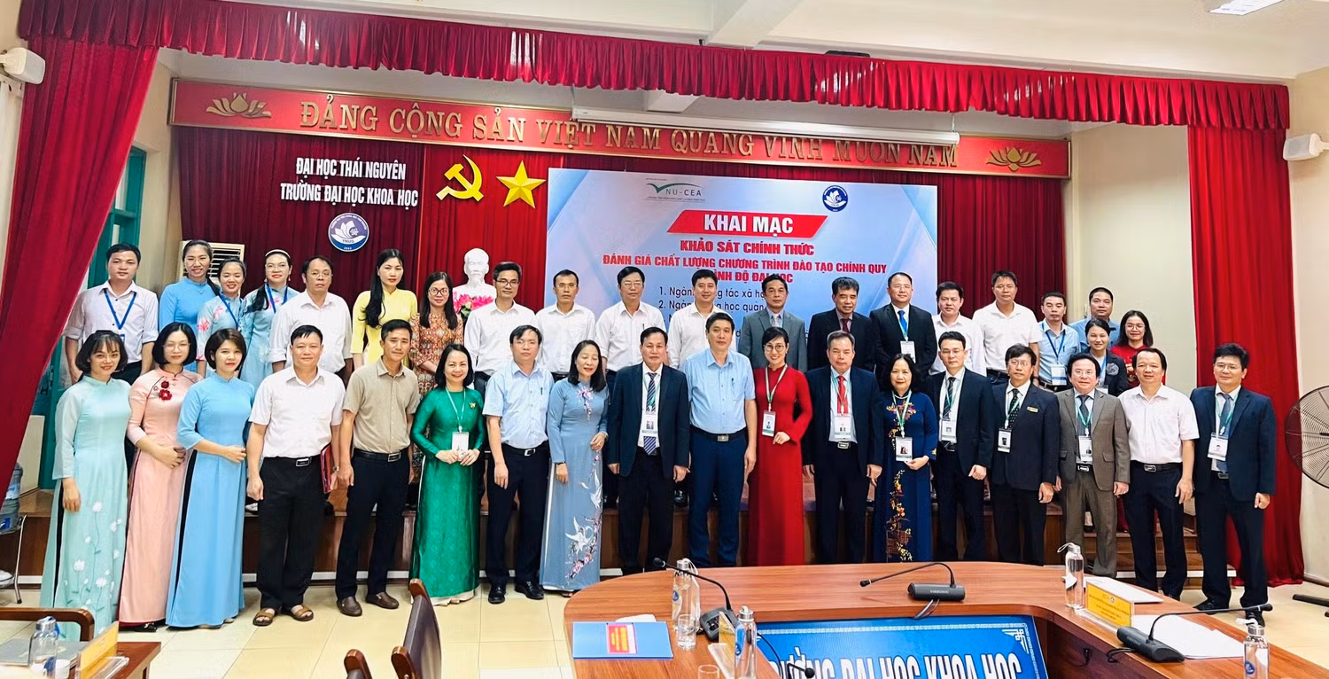 Các đại biểu chụp ảnh lưu niệm