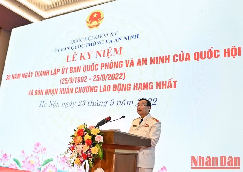 Chủ nhiệm Ủy ban Quốc phòng và An ninh Lê Tấn Tới đọc diễn văn tại Lễ kỷ niệm.