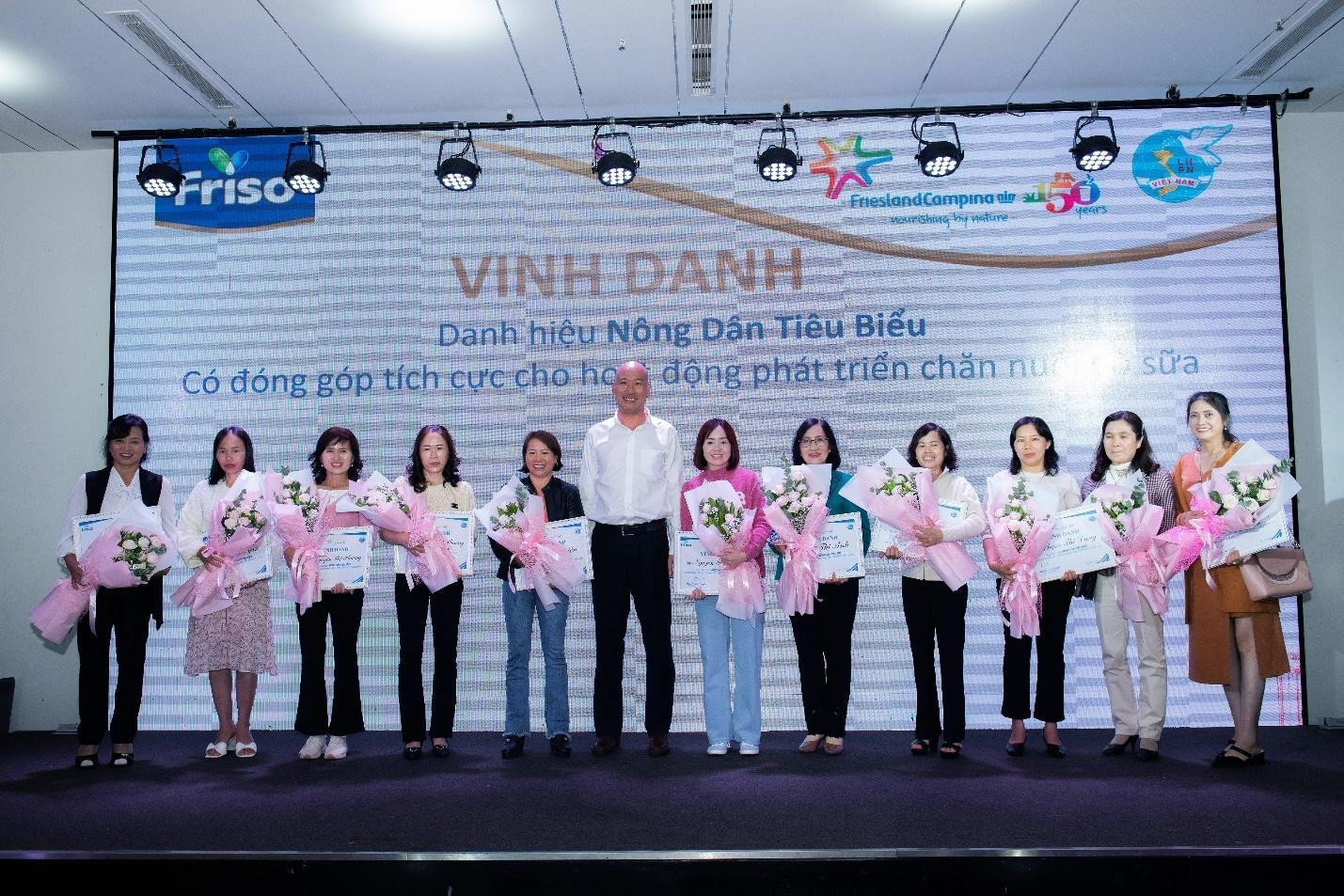 Nhân dịp này, FCV đã tôn vinh sự đóng góp của những phụ nữ chăn nuôi bò sữa tiêu biểu trên địa bàn tỉnh Lâm Đồng Nhân dịp này, FCV đã tôn vinh sự đóng góp của những phụ nữ chăn nuôi bò sữa tiêu biểu trên địa bàn tỉnh Lâm Đồng