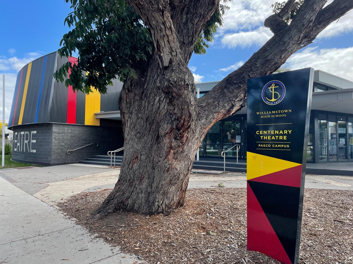 Tòa nhà nhạc kịch của Trường trung học Williamstown High School. (Ảnh do tác giả cung cấp)