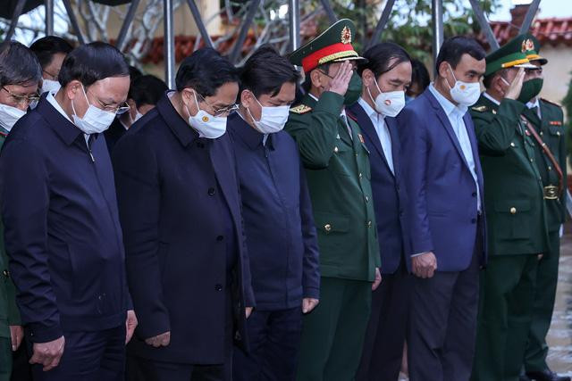Thủ tướng Phạm Minh Chính cùng Đoàn công tác tưởng niệm các Anh hùng, liệt sĩ tại Pò Hèn, thành phố Hải Sơn, Móng Cái. Ảnh VGP/Nhật Bắc Thủ tướng Phạm Minh Chính cùng Đoàn công tác tưởng niệm các Anh hùng, liệt sĩ tại Pò Hèn, thành phố Hải Sơn, Móng Cái. Ảnh VGP/Nhật Bắc