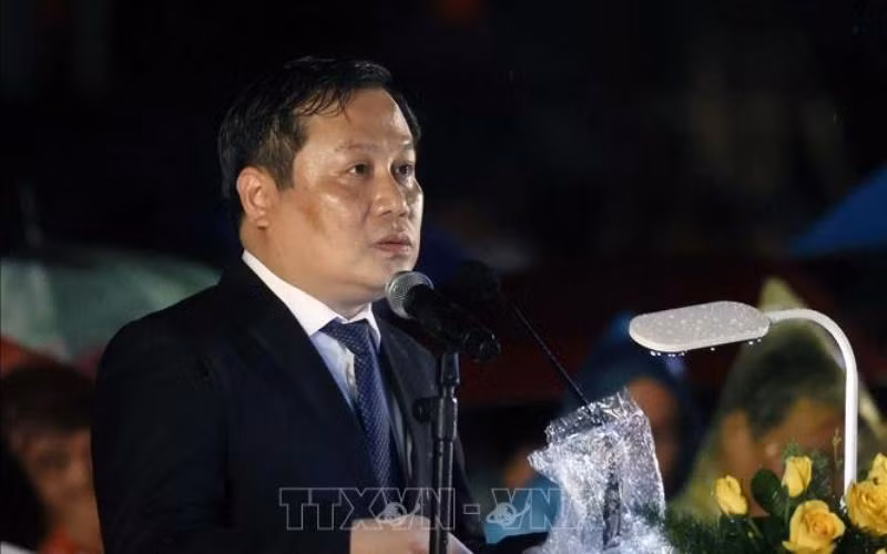 Ông Vũ Đại Thắng, Ủy viên Trung ương Đảng, Bí thư Tỉnh ủy Quảng Bình báo công dâng Bác. (Ảnh: Thống Nhất/TTXVN)