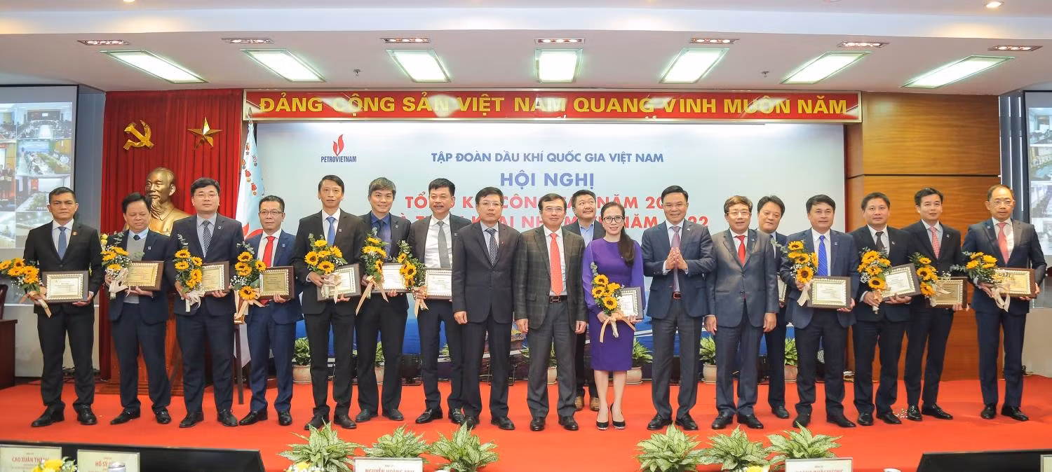 Vinh danh, tặng biểu trưng cho 09 tập thể tiêu biểu trong công tác an sinh xã hội và phòng chống dịch bệnh Covid-19 năm 2021 và vinh danh, tặng biểu trưng cho 06 tập thể tiêu biểu trong công tác triển khai đề án tái tạo Văn hóa Dầu khí năm 2021