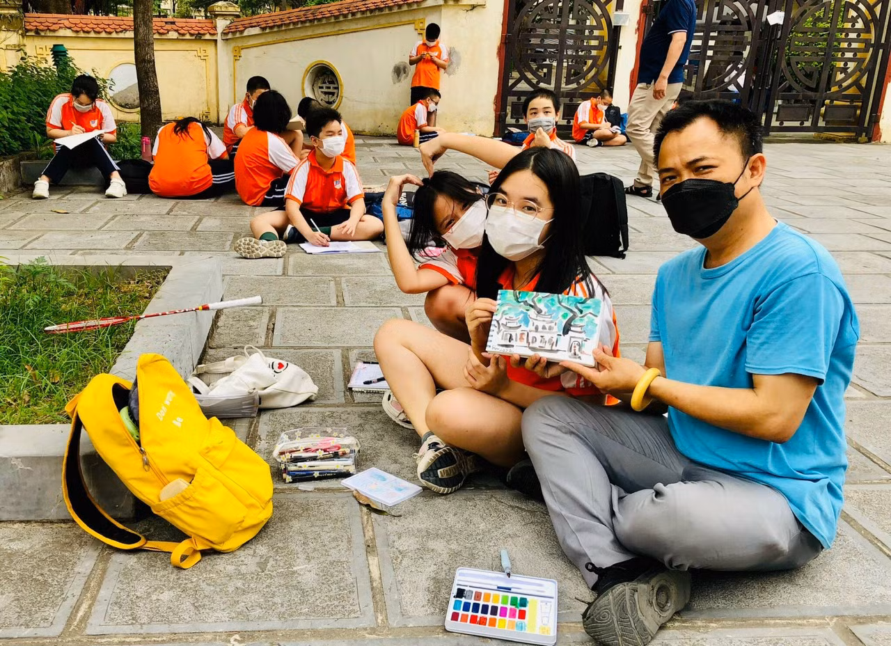 Mỗi tiết học của thầy Sơn đều tràn ngập tiếng cười và sự vui thích của học sinh. (Ảnh: NVCC)