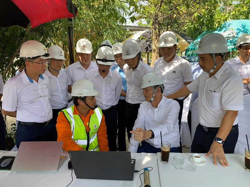 Ông Trần Đình Nhân – Tổng giám đốc EVN chỉ đạo tại hiện trường.