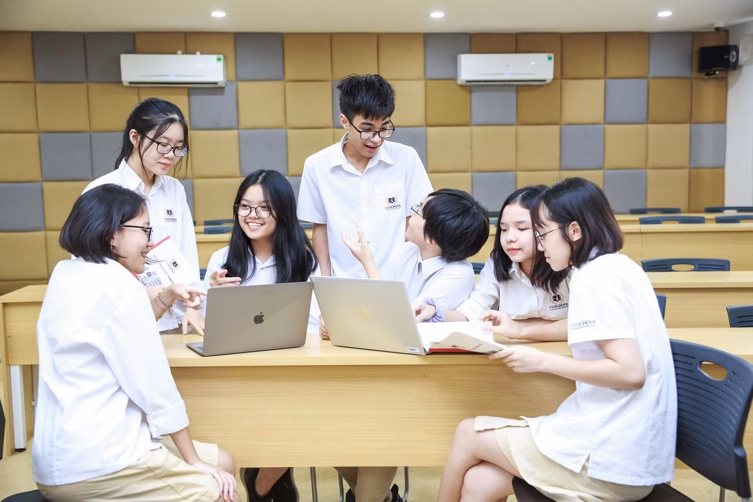 Tiếp cận các môn học Đại học ngay từ bậc Phổ thông giúp học sinh có thêm kiến thức, kỹ năng cần thiết cho lộ trình học tập tương lai Tiếp cận các môn học Đại học ngay từ bậc Phổ thông giúp học sinh có thêm kiến thức, kỹ năng cần thiết cho lộ trình học tập tương lai
