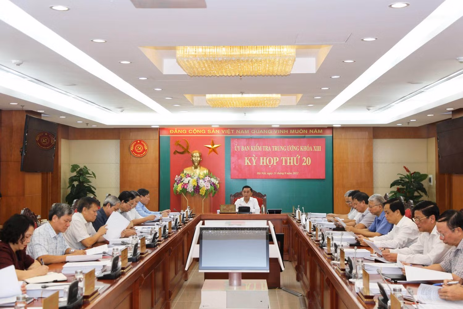 Đồng chí Trần Cẩm Tú, Ủy viên Bộ Chính trị, Bí thư Trung ương Đảng, Chủ nhiệm Ủy ban Kiểm tra Trung ương chủ trì Kỳ họp. Đồng chí Trần Cẩm Tú, Ủy viên Bộ Chính trị, Bí thư Trung ương Đảng, Chủ nhiệm Ủy ban Kiểm tra Trung ương chủ trì Kỳ họp.