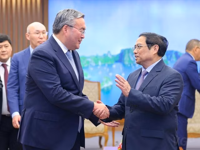 Thủ tướng Phạm Minh Chính và Phó Thủ tướng, Bộ trưởng Bộ Ngoại giao Kazakhstan Mukhtar Tileuberdi trao đổi về các vấn đề quốc tế và khu vực cùng quan tâm, trong đó có vấn đề Biển Đông - Ảnh: VGP/Nhật Bắc Thủ tướng Phạm Minh Chính và Phó Thủ tướng, Bộ trưởng Bộ Ngoại giao Kazakhstan Mukhtar Tileuberdi trao đổi về các vấn đề quốc tế và khu vực cùng quan tâm, trong đó có vấn đề Biển Đông - Ảnh: VGP/Nhật Bắc
