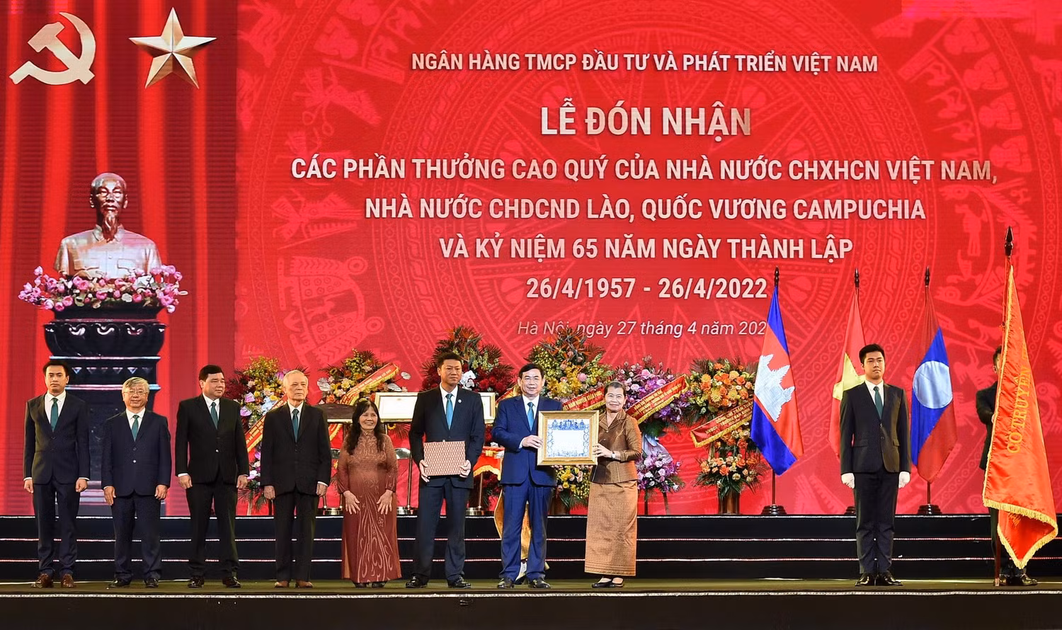Phó Thủ tướng Chính phủ Hoàng gia Campuchia Men Sam An trao Quyết định tặng thưởng Huân chương Sahametrei hạng Moha Sena cho đại diện Lãnh đạo BIDV Phó Thủ tướng Chính phủ Hoàng gia Campuchia Men Sam An trao Quyết định tặng thưởng Huân chương Sahametrei hạng Moha Sena cho đại diện Lãnh đạo BIDV
