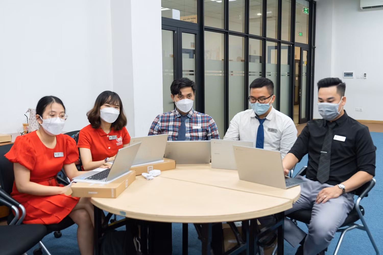 Trong quá trình thí điểm, các thầy cô giáo sẽ được công ty AI Education đào tạo để làm quen và biết cách sử dụng bộ công cụ của Google trong giảng dạy Trong quá trình thí điểm, các thầy cô giáo sẽ được công ty AI Education đào tạo để làm quen và biết cách sử dụng bộ công cụ của Google trong giảng dạy