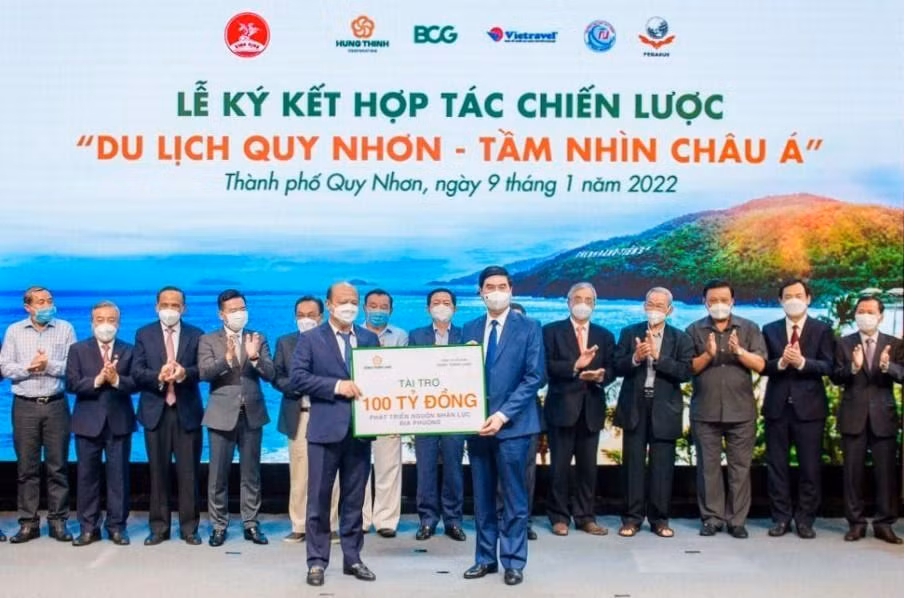 Ông Lê Trọng Khương - Tổng giám đốc Hưng Thịnh Land trao biểu trưng 100 tỷ đồng tài trợ đào tạo nhân lực du lịch tại Bình Định. Ảnh: Hưng Thịnh Land.