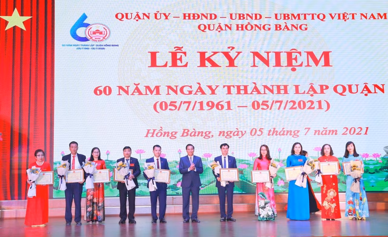 cô giáo Trần Thị Khương được Chủ tịch Ủy ban Nhân dân Thành phố tặng Bằng khen vì đã có thành tích xuất sắc, có nhiều đóng góp trong sự nghiệp xây dựng và phát triển quận Hồng Bàng (Ảnh: NVCC) cô giáo Trần Thị Khương được Chủ tịch Ủy ban Nhân dân Thành phố tặng Bằng khen vì đã có thành tích xuất sắc, có nhiều đóng góp trong sự nghiệp xây dựng và phát triển quận Hồng Bàng (Ảnh: NVCC)