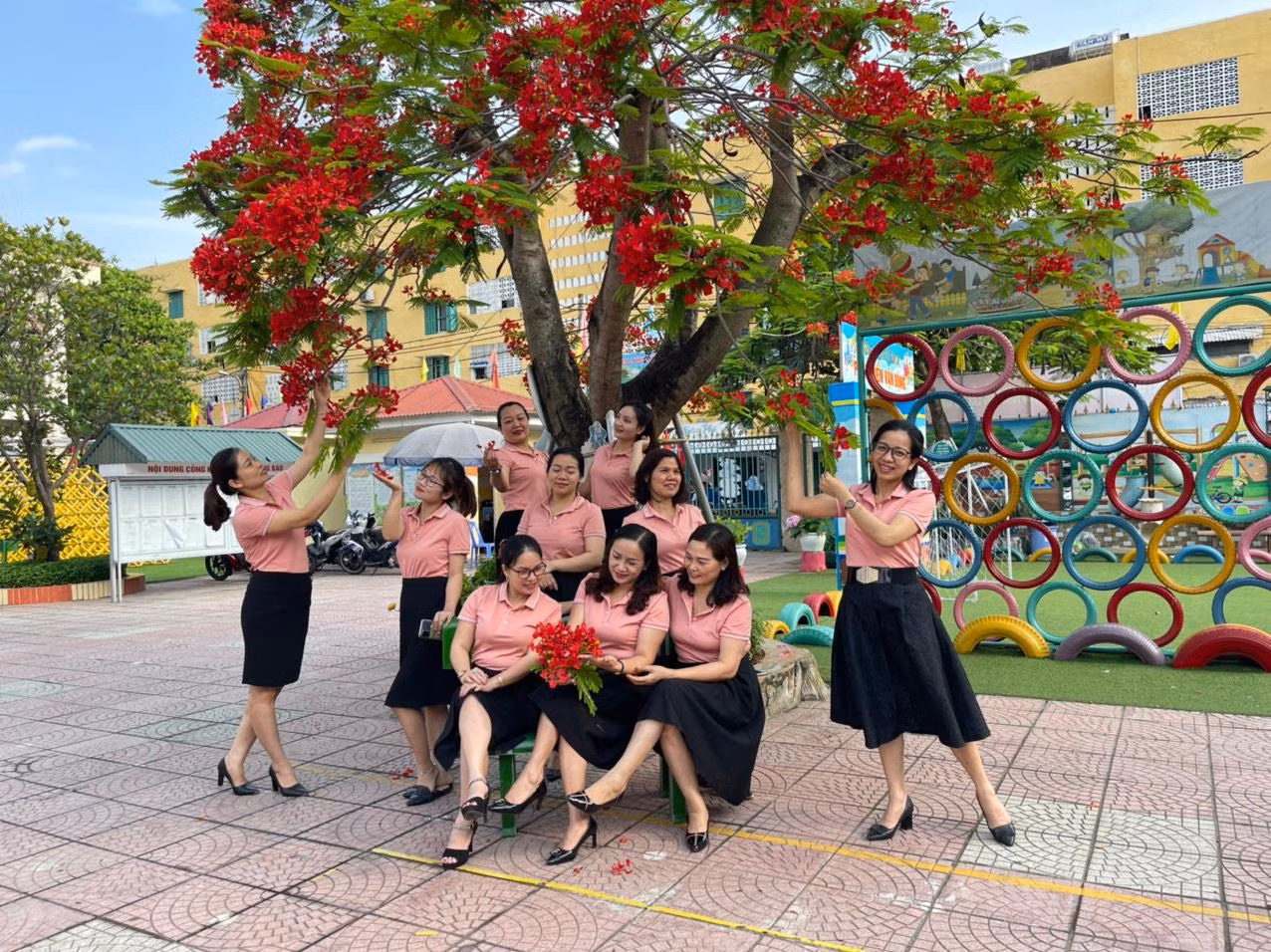 Cô giáo Khương luôn nhận được sự tín nhiệm của phụ huynh và được đồng nghiệp yêu thương (Ảnh: NVCC) Cô giáo Khương luôn nhận được sự tín nhiệm của phụ huynh và được đồng nghiệp yêu thương (Ảnh: NVCC)