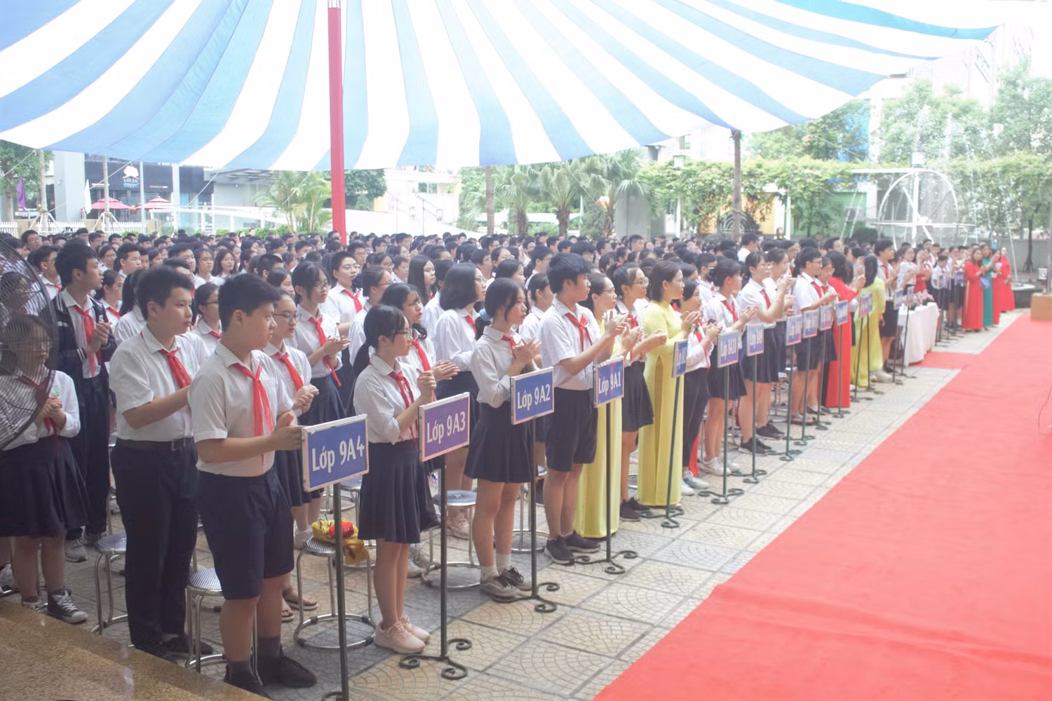Hơn 1000 học sinh của nhà trường tham dự buổi lễ (Ảnh: Đức Minh)