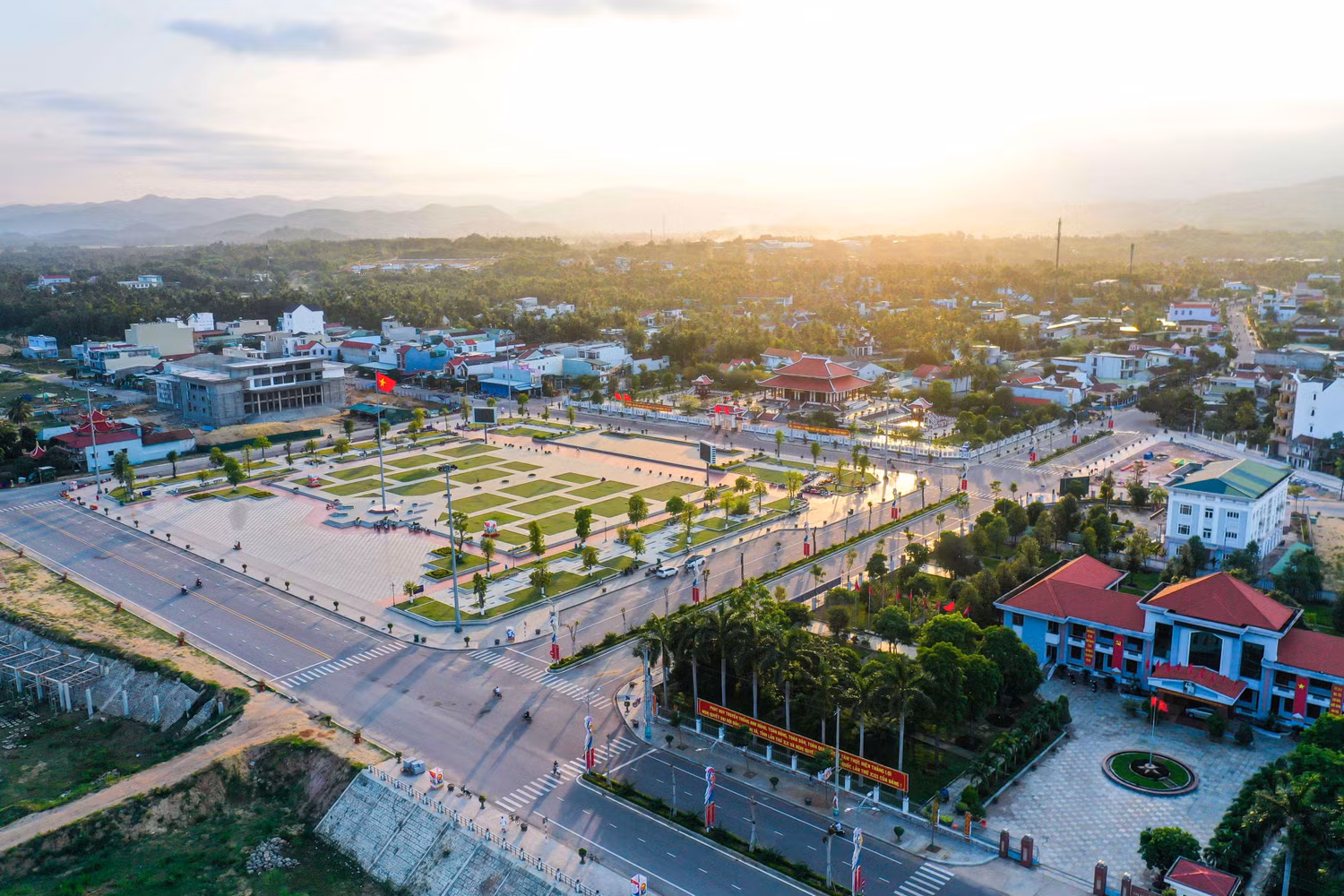Với vị trí cửa ngõ phía Bắc Bình Định, liền kề cao tốc Đà Nẵng – Quảng Ngãi, Phú Mỹ Lộc chỉ cách Đà Nẵng 3 giờ ô tô, nằm giữa hai sân bay lớn là Chu Lai và Phù Cát với 1 giờ đi xe, nhờ vậy dễ dàng di chuyển đến hai đầu đất nước, rất thuận tiện cho nhà đầu tư ngoại tỉnh.