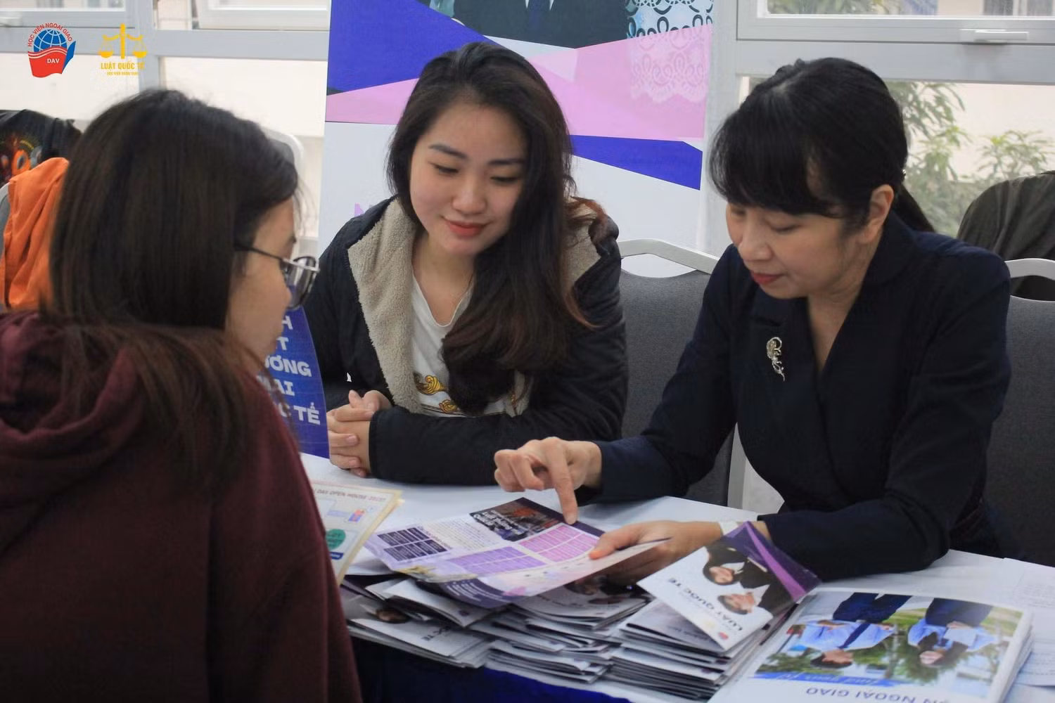 Phó Giáo sư, Tiến sĩ Nguyễn Thị Lan Anh – Viện trưởng Viện Biển Đông, Phụ trách Khoa Luật Quốc tế, Học viện Ngoại giao tư vấn về ngành học cho sinh viên. Ảnh: NVCC
