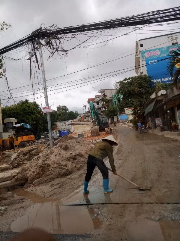 Một số người dân phường Hồng Hà, sống dưới chân đường lên sân gofl FLC cho biết, đêm 19/05 lượng đất, cát cũng có trôi xuống (ảnh Lê Minh) Một số người dân phường Hồng Hà, sống dưới chân đường lên sân gofl FLC cho biết, đêm 19/05 lượng đất, cát cũng có trôi xuống (ảnh Lê Minh)