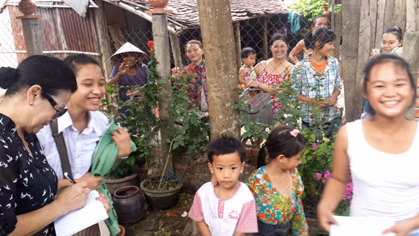 Khánh Ly trong chuyến đi từ thiện ở miền Trung.