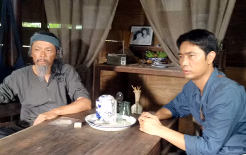 Trung Anh (trái) trong bộ phim mới nhất vừa đóng máy. 'Những đứa con của làng' của nhà sản xuất Nguyễn Thị Hồng Ngát dự kiến sẽ tranh giải tại LHP quốc tế Hà Nội tới đây.
