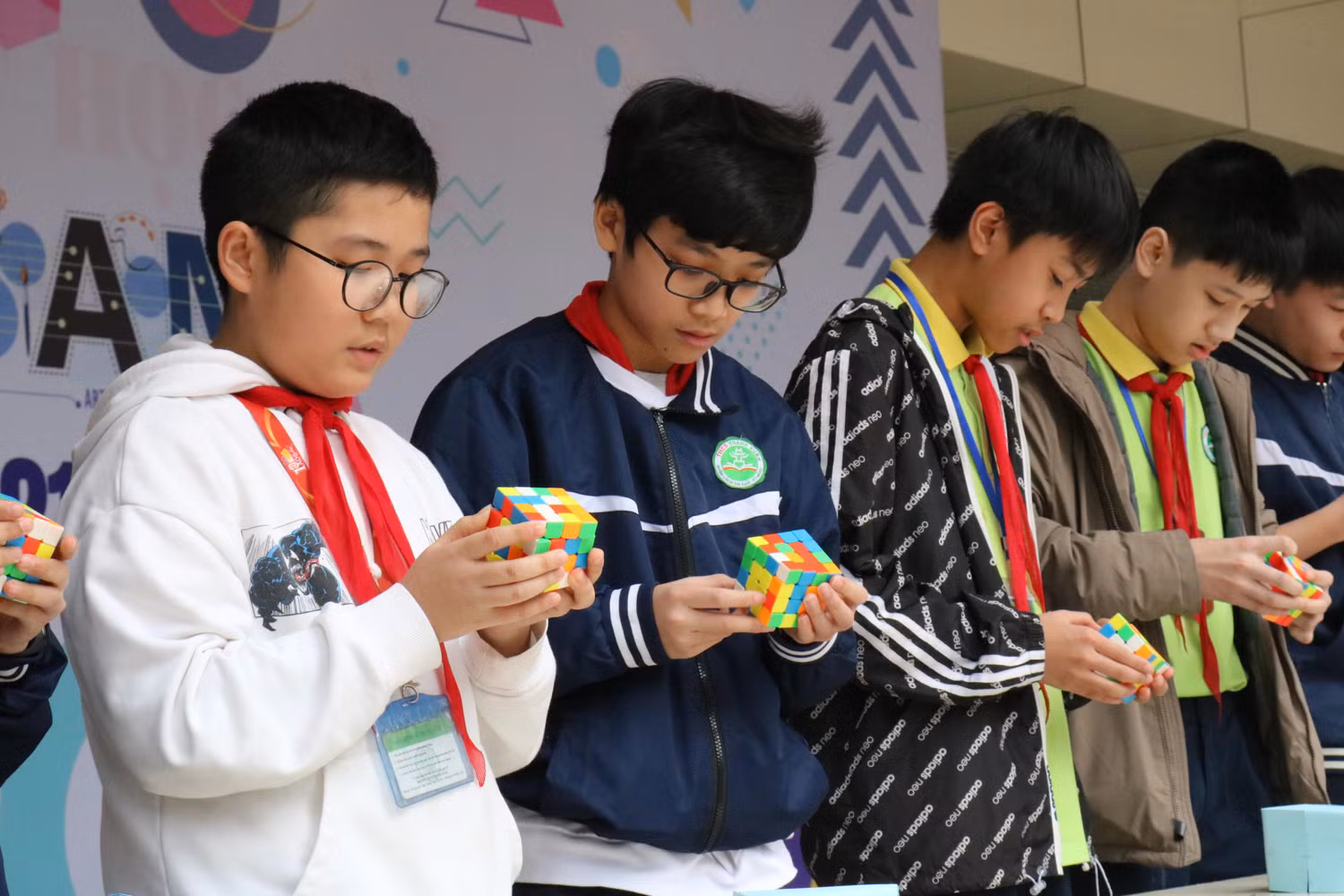 Các học sinh tranh tài giải khối rubik. Các học sinh tranh tài giải khối rubik.