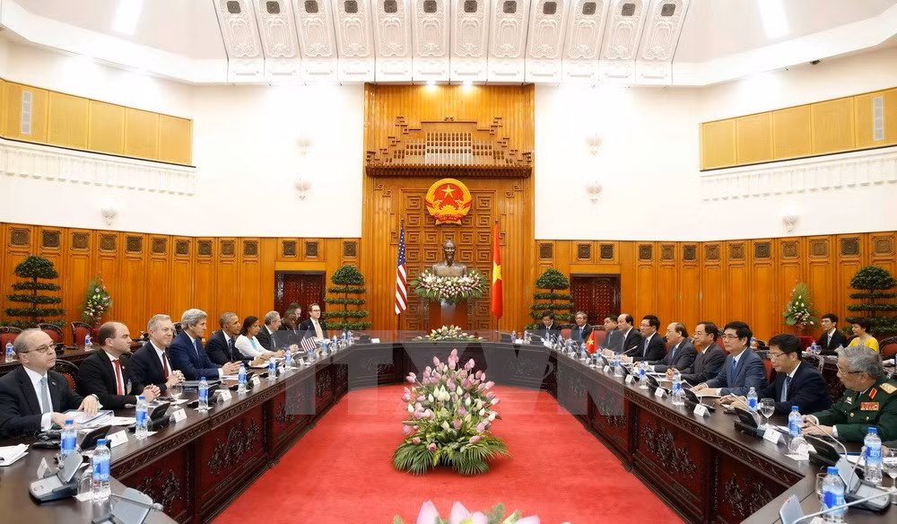 Thủ tướng Nguyễn Xuân Phúc hội kiến Tổng thống Hoa Kỳ Barack Obama đang thăm chính thức Việt Nam.