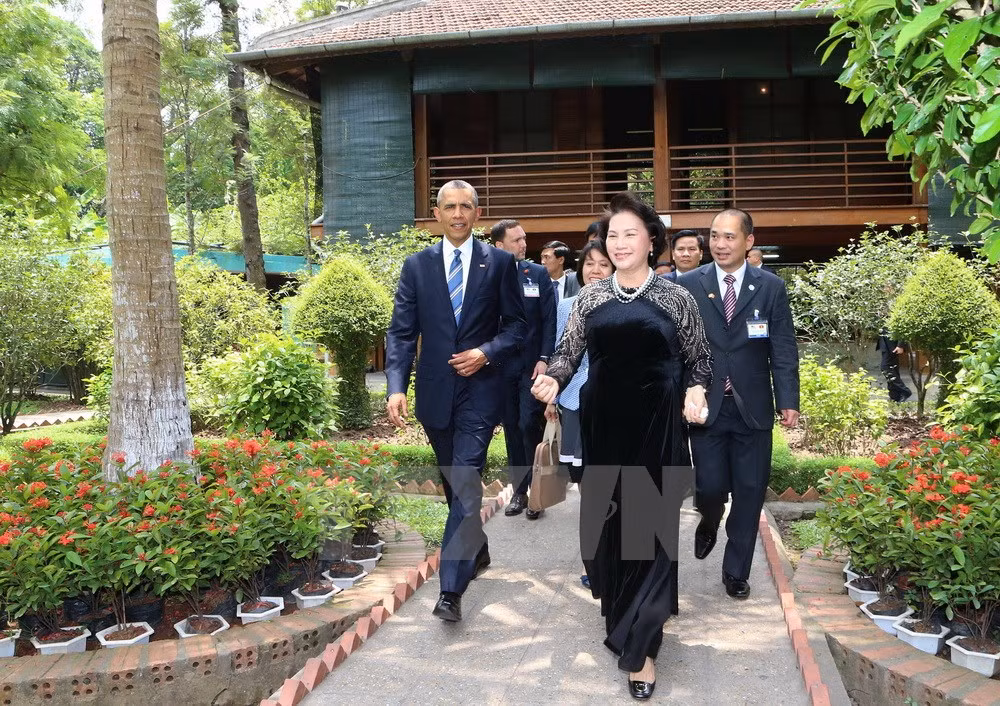 Tổng thống Barack Obama thăm ao cá Bác Hồ trong Khu di tích.