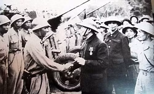Đại tướng Võ Nguyên Giáp thăm và kiểm tra bộ đội pháo binh trong Chiến dịch Điện Biên Phủ.