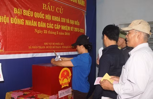 Nhiều ngư dân ở xã Nhân Trạch (huyện Bố Trạch) đã tranh thủ đi biển về sớm để đi bỏ phiếu (Ảnh: Thủy Phan) Nhiều ngư dân ở xã Nhân Trạch (huyện Bố Trạch) đã tranh thủ đi biển về sớm để đi bỏ phiếu (Ảnh: Thủy Phan)