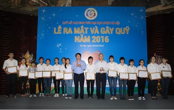 TS Trương Quốc Cường (áo xanh), Cục trưởng Cục Quản lý Dược và GS.TS Phạm Thanh Kỳ, Nguyên Hiệu trưởng Đại học Dược Hà Nội trao học bổng cho sinh viên