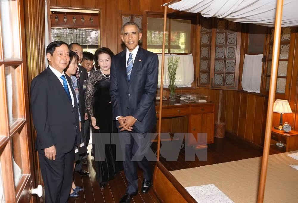 Ảnh: Tổng thống Hoa Kỳ Obama thăm nhà sàn, ao cá Bác Hồ ảnh 5