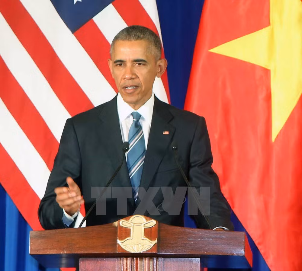 Hoa Kỳ chính thức gỡ bỏ hoàn toàn lệnh cấm bán vũ khí sát thương đã áp dụng mấy thập kỷ qua đối với Việt Nam - đó là tuyên bố được Tổng thống Hoa Kỳ Barack Obama đưa ra tại cuộc họp báo chung với Chủ tịch nước Trần Đại Quang, diễn ra trưa 23/5, tại Trung tâm Hội nghị Quốc tế (Hà Nội).