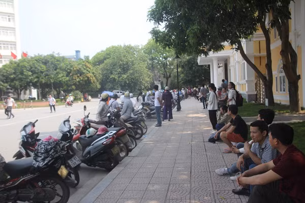 Phụ huynh chờ con thi trong buổi sáng 5/5 tại Đại học Quốc gia Hà Nội Phụ huynh chờ con thi trong buổi sáng 5/5 tại Đại học Quốc gia Hà Nội