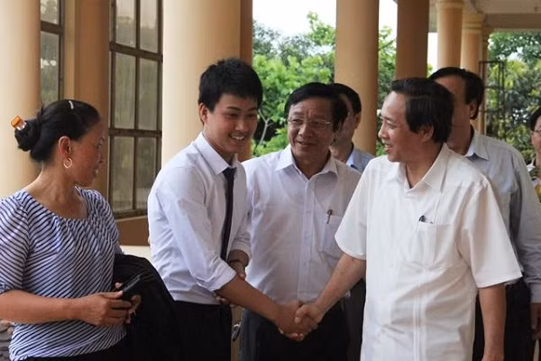 Bí thư Tỉnh ủy Quảng Bình chúc mừng Thế Quỳnh và gia đình (Ảnh: Vĩnh Qúy) Bí thư Tỉnh ủy Quảng Bình chúc mừng Thế Quỳnh và gia đình (Ảnh: Vĩnh Qúy)
