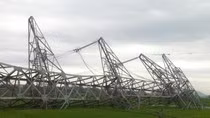Cột đường dây truyền tải 500 kV Quảng Ninh - Hiệp Hòa (Bắc Giang) đoạn đi qua địa bàn xã Tiến Dũng (huyện Yên Dũng, Bắc Giang) bị đổ (Ảnh Anh Minh/ giaoduc.net.vn)