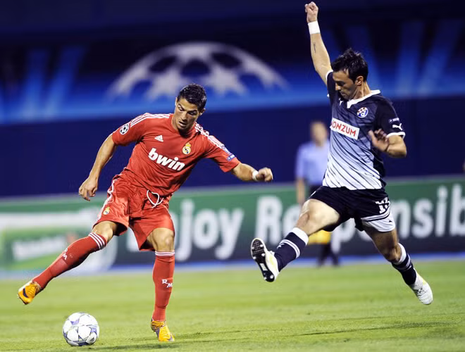 C.Ronaldo luôn bị đối phương kèm chặt...