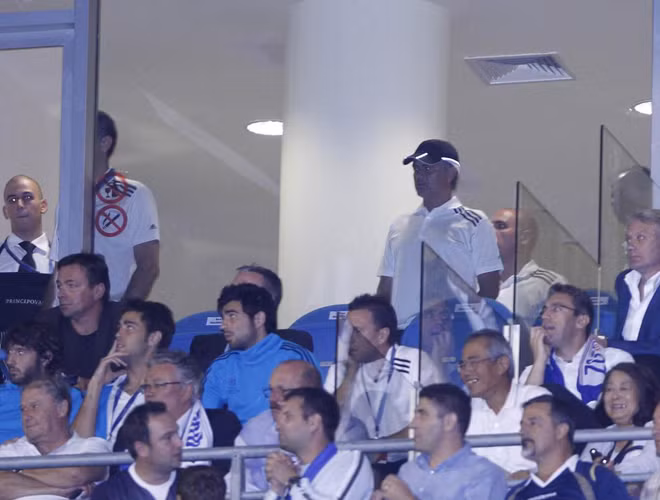 Jose Mourinho xem trực tiếp trận đấu từ khán đài. Theo tờ Sport, trong suốt 90 phút, "Người đặc biệt" đã bí mật chỉ đạo cầu thủ Real thông qua các trợ lý.