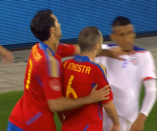 Arbeloa (cầu thủ của Real) lao vào chiến cùng Iniesta.